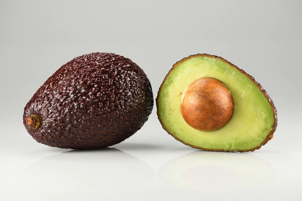 Aguacate Hass entero y cortado por la mitad